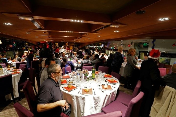 croisiere sur la seine et repas de luxe 600 precaires invites pour noel par le secours catholique